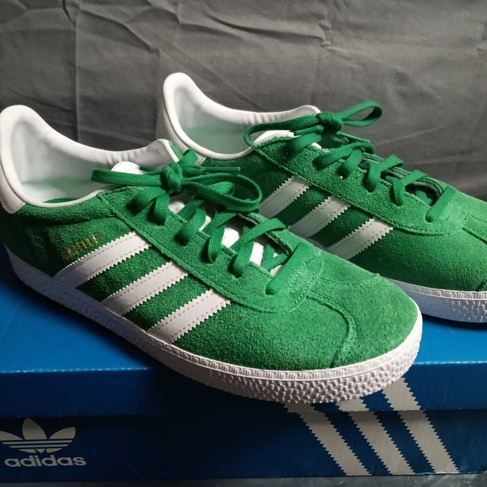 BOXED PAIR OF ADIDAS GAZELLE J GREEN SUEDE TRAINERS – UK 5 (EU 38)