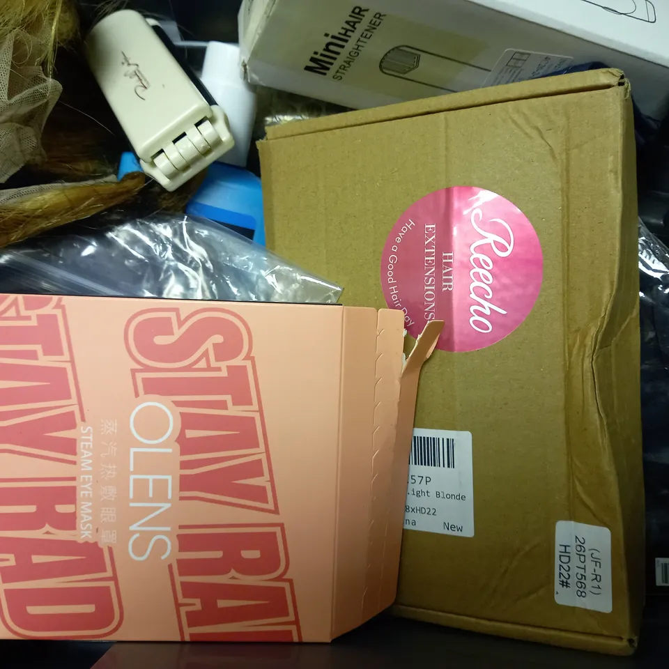 BOX OF APPROX 10 ASSORTED HEALTH AND BEAUTY ITEMS TO INCLUDE - 20 BIODEGRADABLE EYELID WIPES - LIL-LETS TAMPON - EYLURE EYELASHES ETC