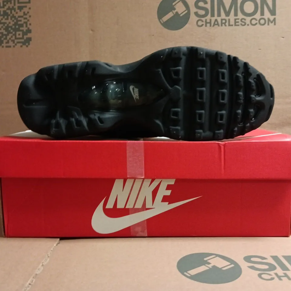 BOXED PAIR OF NIKE AIR MAX TRAINERS IN BLACK SIZE UK 8.5