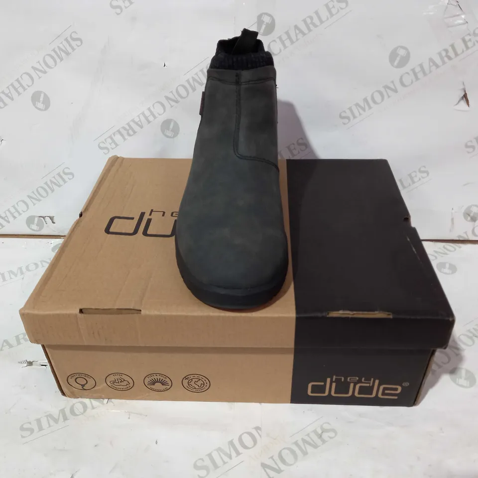 BOXED PAIR OF HEY DUDE SCOTT GRIP BOOTS IN STONE GREY UK SIZE 7