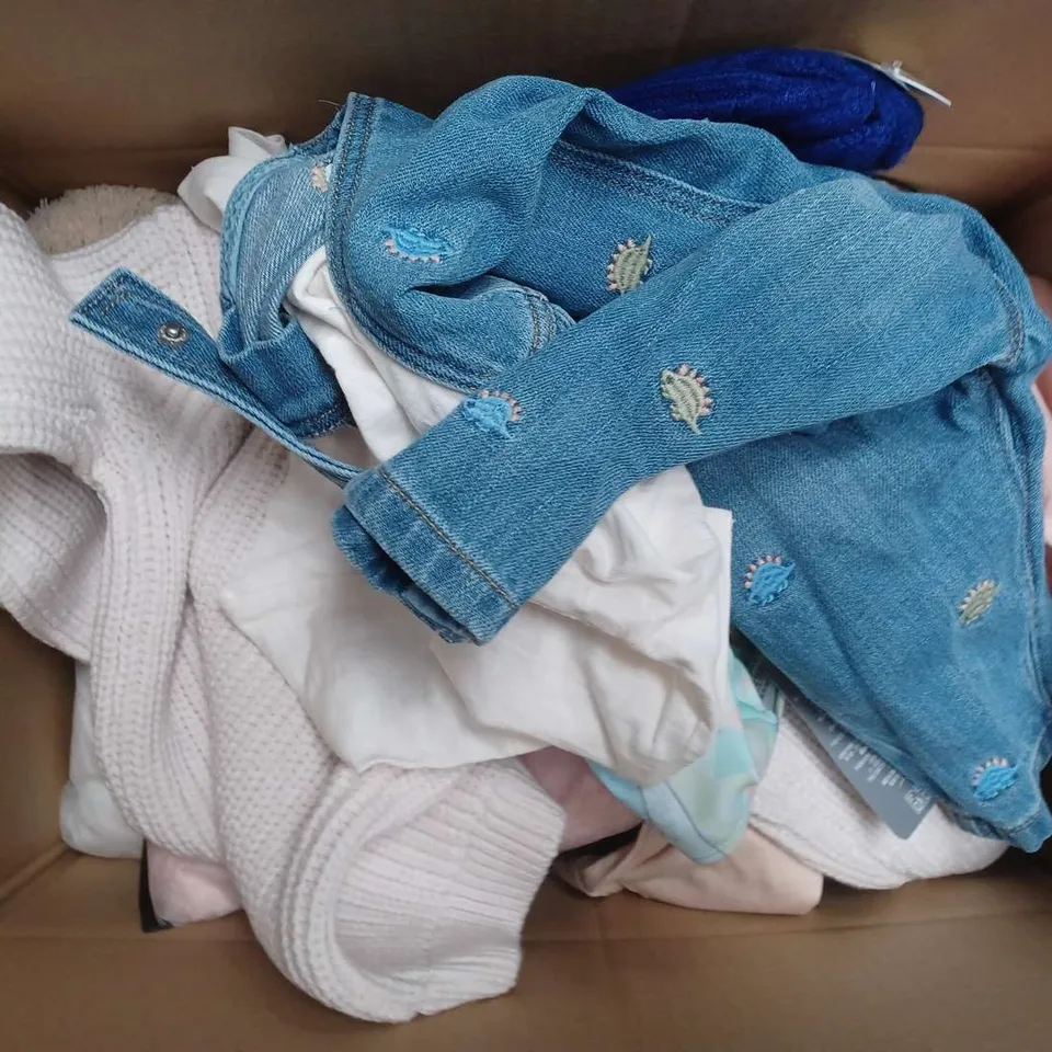 LARGE QUANTITY OF ASSORTED KIDS CLOTHING ITEMS TO INCLUDE HAT, FLEECE POLAIRE, OVERALLS, ETC