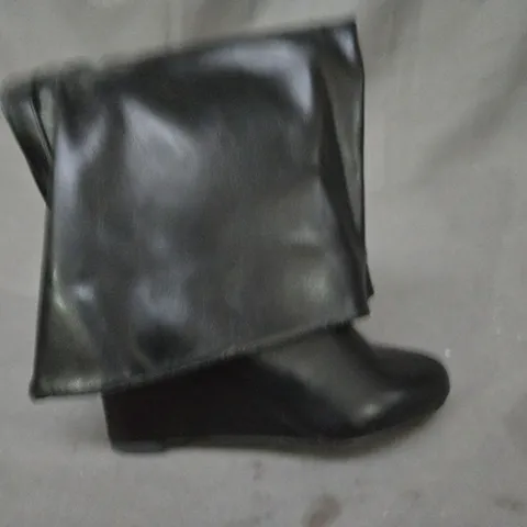 BOXED PAIR OF UNBRANDED KNEE-HIGH BOOTS IN BLACK SIZE 5