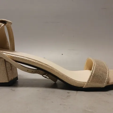 BOXED PAIR OF DESIGNER OPEN TOE LOW BLOCK HEEL SANDALS IN GOLD W. GLITTER EFFECT EU SIZE 43