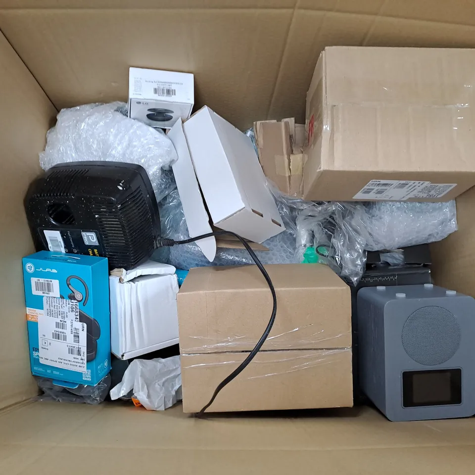BOX OF ASSORTED ELECTRICAL ITEMS TOO INCLUDE RADIOS , OUTDOOR LIGHTS AND EARPHONES
