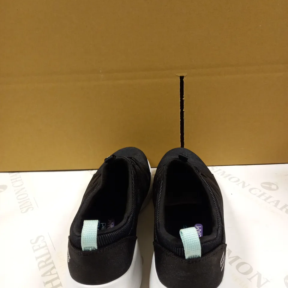 SKECHERS ENVY MESH FLAT GORE BUNGEE BLACK TRAINERS - UK SIZE 3.5