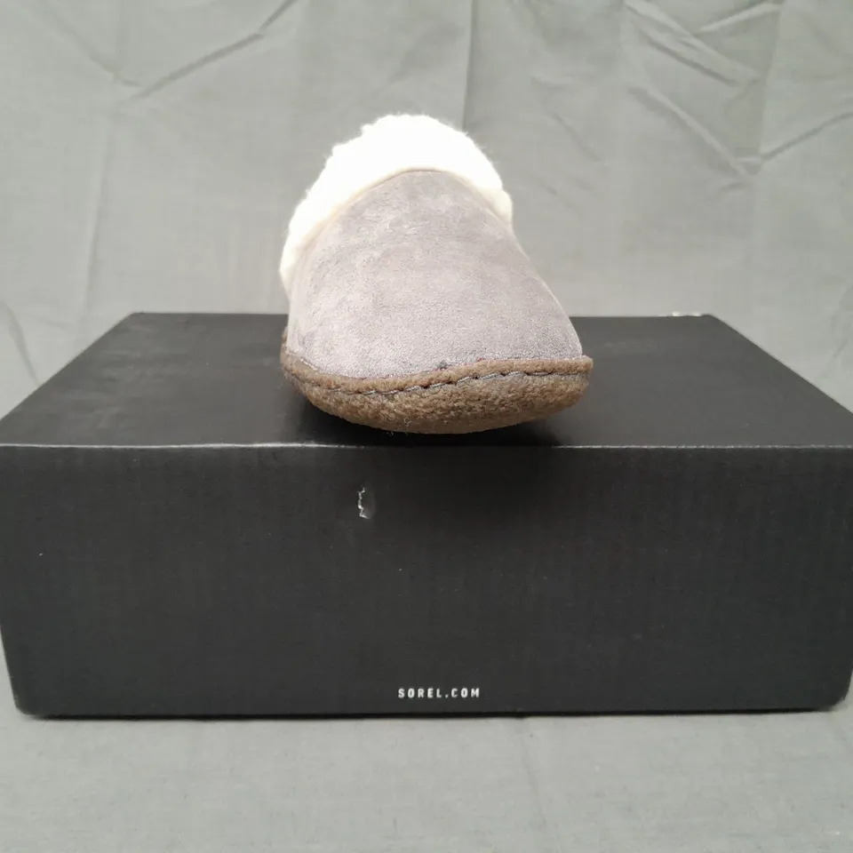 BOXED PAIR OF SOREL NAKISKA SLIDE II SLIPPERS IN GREY UK SIZE 6