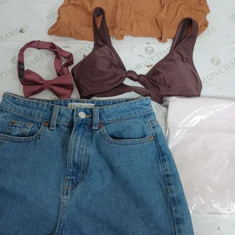 BOX OF APPROXIMATELY 22 ASSORTED CLOTHING ITEMS TO INCLUDE - DENIM SHORTS , SKIRT , TOP ETC