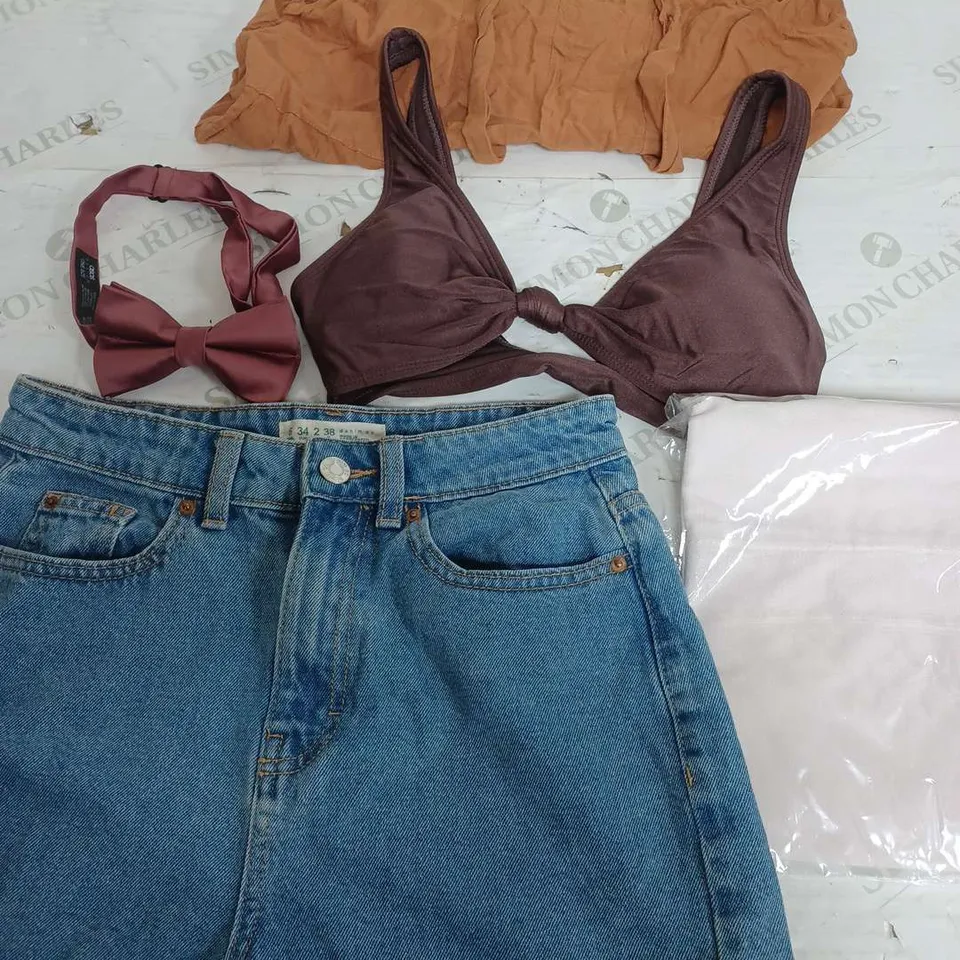 BOX OF APPROXIMATELY 22 ASSORTED CLOTHING ITEMS TO INCLUDE - DENIM SHORTS , SKIRT , TOP ETC