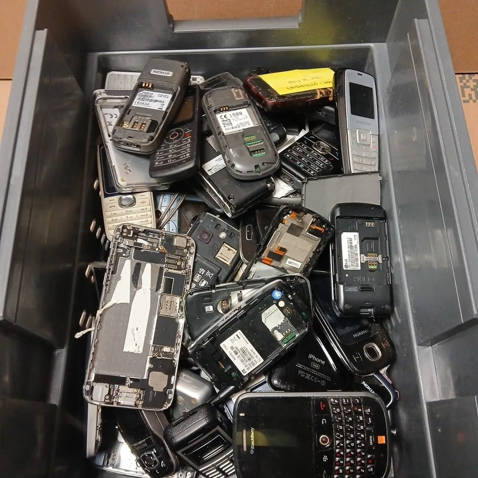 APPROXIMATELY 50 ASSORTED DAMAGED MOBILE PHONES IN MODELS TO INCLUDE NOKIA, BLACKBERRY, ALCATEL ETC