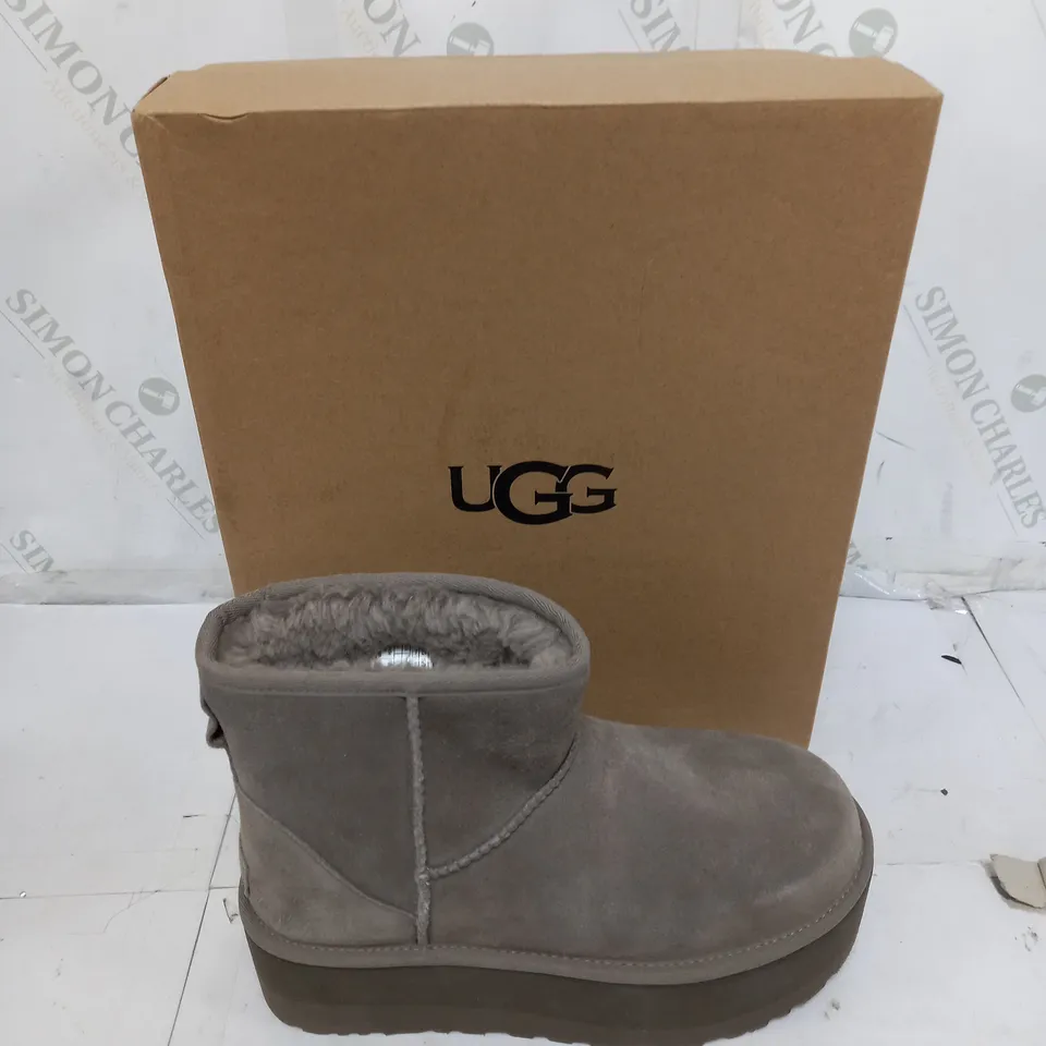 BOXED PAIR OF UGG SMOKE PLUM SLIPPER BOOT SIZE 6 