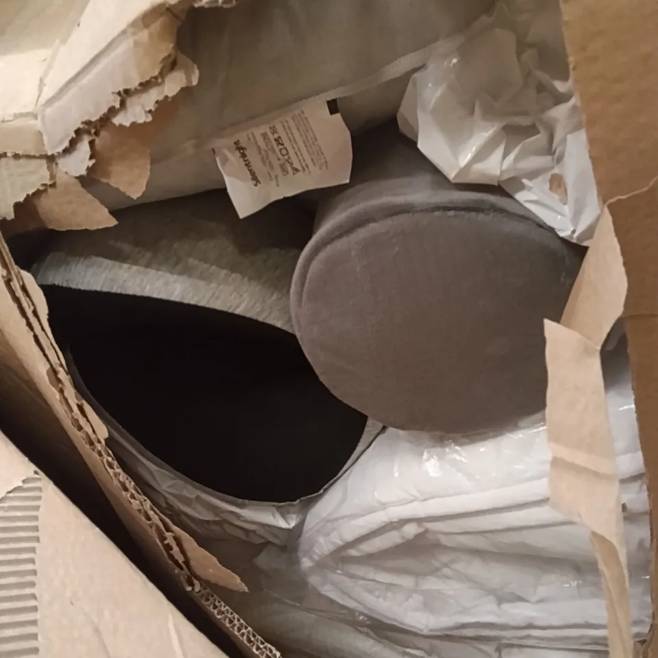 PALLET CONTAINING A LARGE QUANTITY OF SILENT HILL PILLOWS, AND SIMILAR PRODUCTS