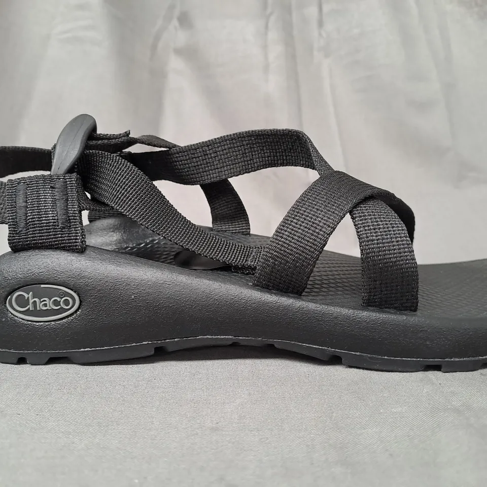 BOXED PAIR OF CHACO OPEN TOE SANDALS IN BLACK UK SIZE 7
