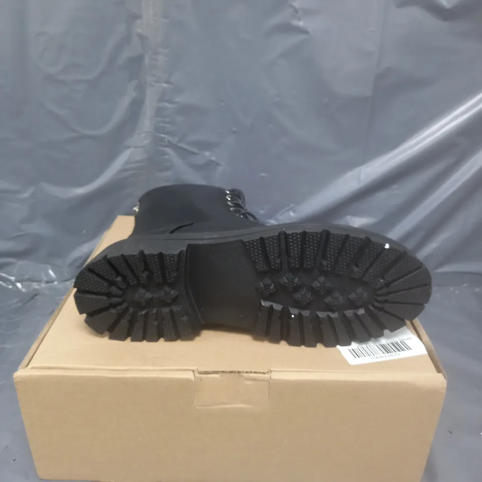 NEW LOOK BLACK LEATHER-LOOK LACE UP ANKLE BOOTS SIZE 8