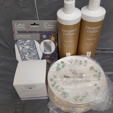 BOX OF APPROX 10 HOUSEHOLD ITEMS TO INCLUDE MAGARET DABBS HANDWASH, SARA DAVIES MERRY CHRISTMAS PLATES AND CHRISTOPHE ROBIN SHADE VARIATION MASK ETC