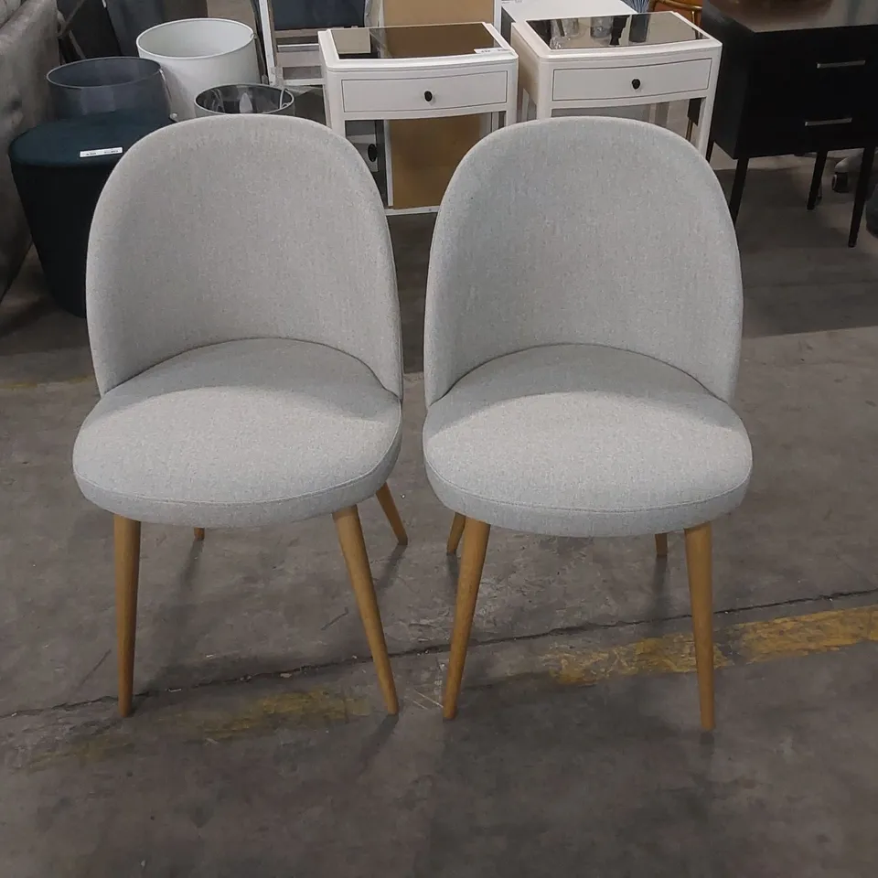 DESIGNER SET OF 2 MINIMALIST FABRIC UPHOLSTERED DINING CHAIRS WITH OAK LEGS