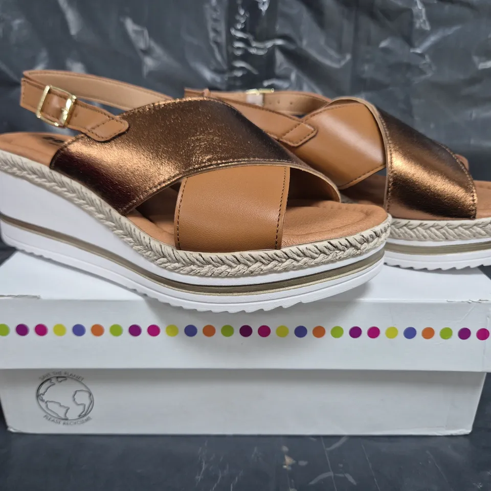 BOXED PAIR OF ADESSO SANDALS IN TAN/BRONZE SIZE 5