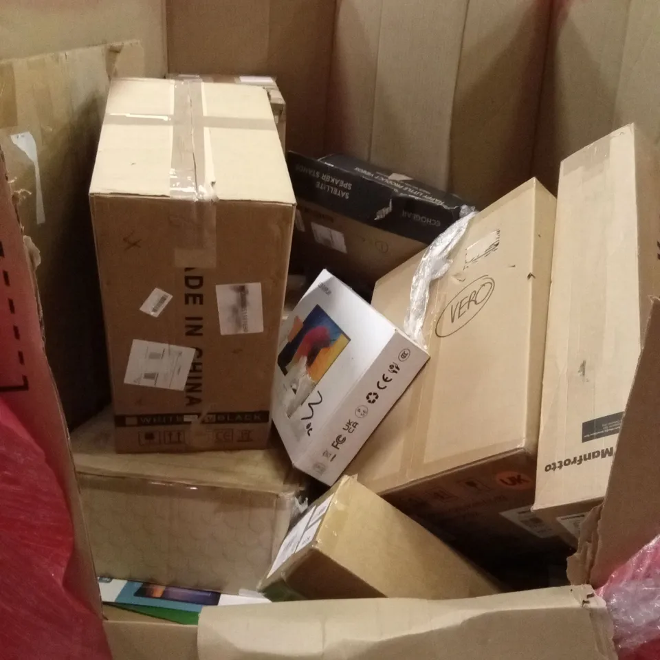 PALLET OF ASSORTED HOUSEHOLD GOODS AND PRODUCTS TO INCLUDE; COMPUTER CASE, COMPUTER MONITOR, TURNTABLE SYSTEM ETC