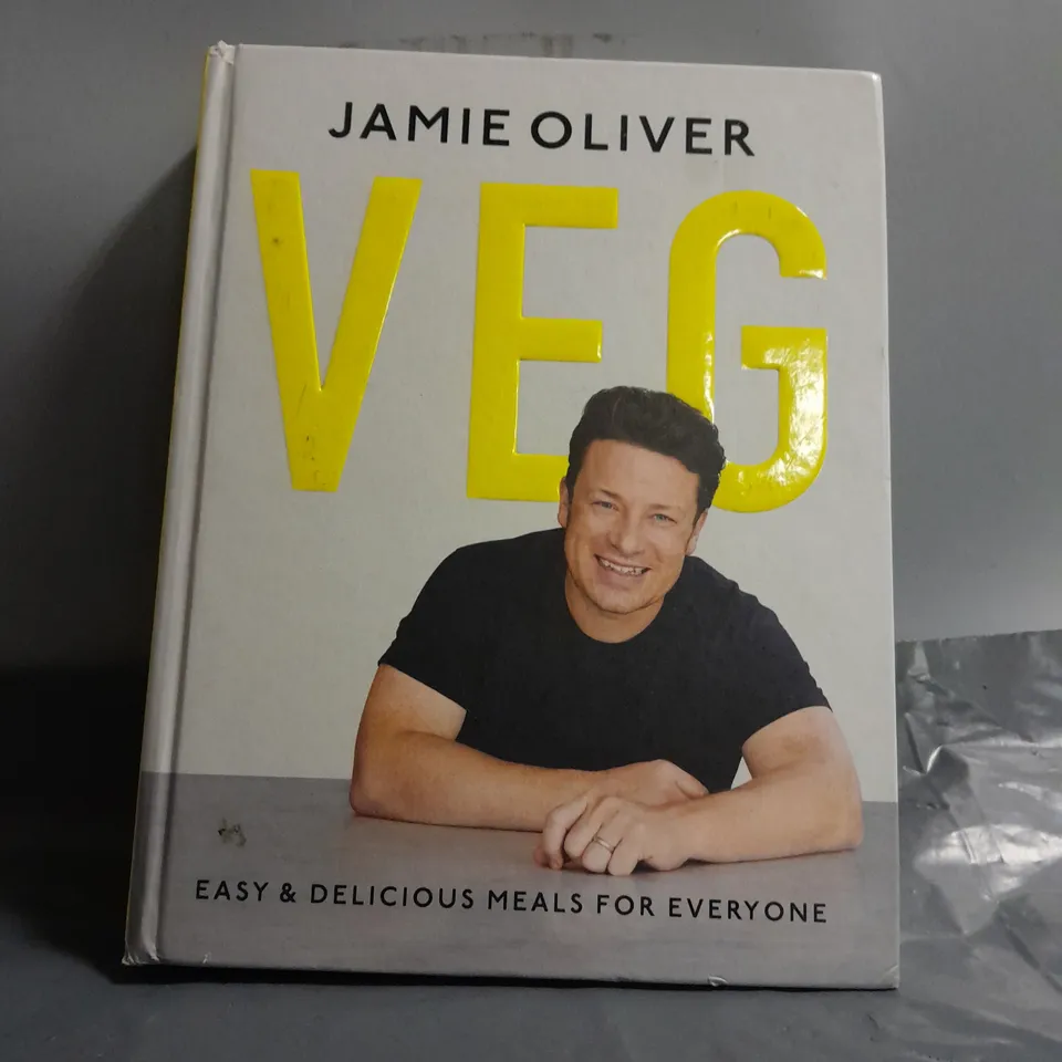 VEG: EASY & DELICIOUS MEALS BY JAMIE OLIVER