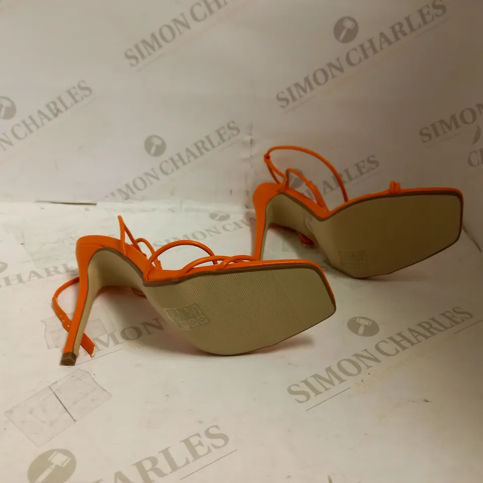 MISSGUIDED SIZE 6 ORANGE PEG HEELS 