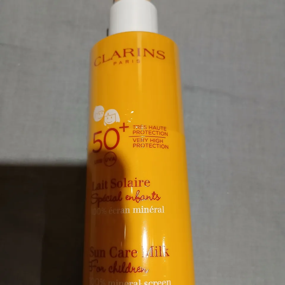 APPROXIMATELY 25 CLARINS PARIS LAIT SOLAIRE ENFANTS – SUN CARE MILK SPF 50+ 150 ML
