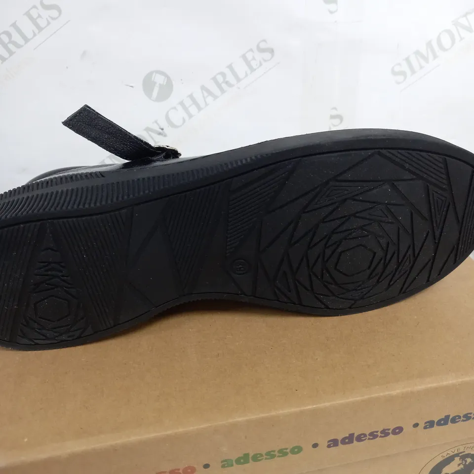 BOXED PAIR OF ADESSO BLACK LEATHER SHOES SIZE 6