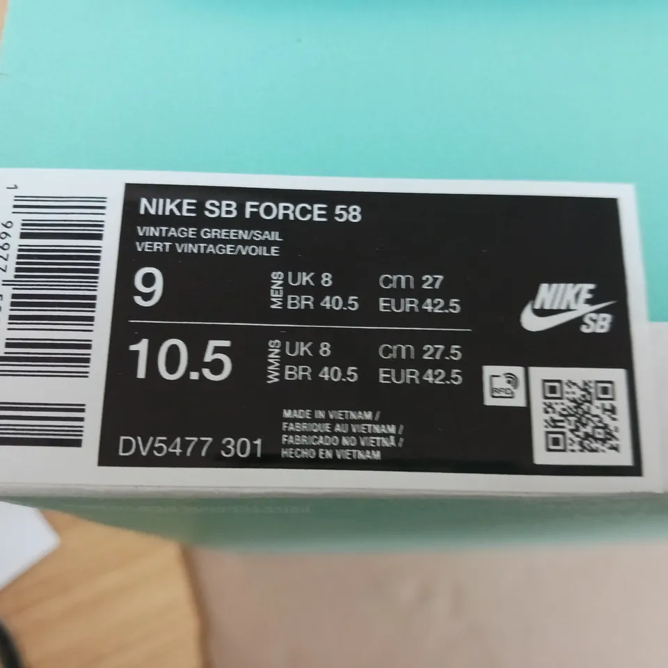 BOXED PAIR OF NIKE SB FORCE 58 TRAINERS IN VINTAGE GREEN - UK 8