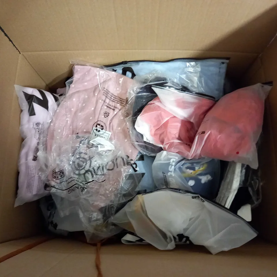 LARGE QUANTITY OF CLOTHING ITEMS TO INCLUDE DRESSES, SWEATERS, JEANS, T-SHIRTS, ETC