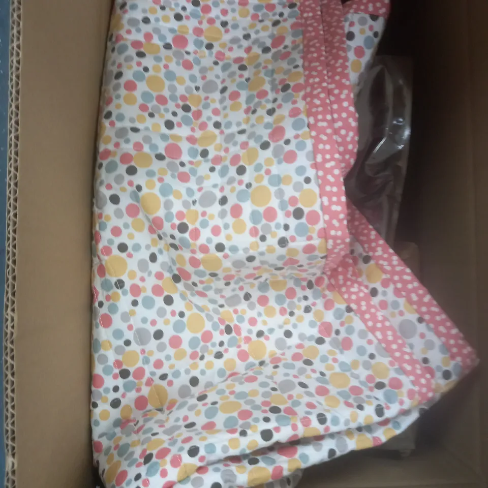 BOX OF APPROXIMATELY 15 ASSORTED HOUSEHOLD ITEMS TO CONTAIN CRIMPER FOR WRAPS, LARGE BLACK BAG, RED DESIGN CLOTH ETC 