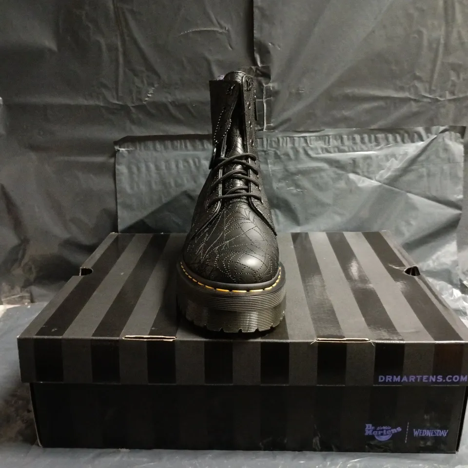 BOXED PAIR OF DR MARTENS WEDNESDAY JADON ANKLE BOOTS IN BLACK SIZE UK 9.5