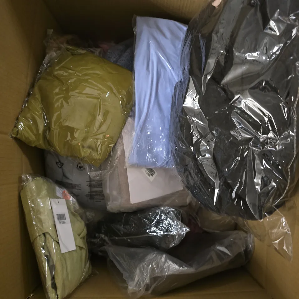 APPROXIMATELY 20 ASSORTED WOMENS CLOTHING ITEMS IN VARIOUS SIZES & STYLES