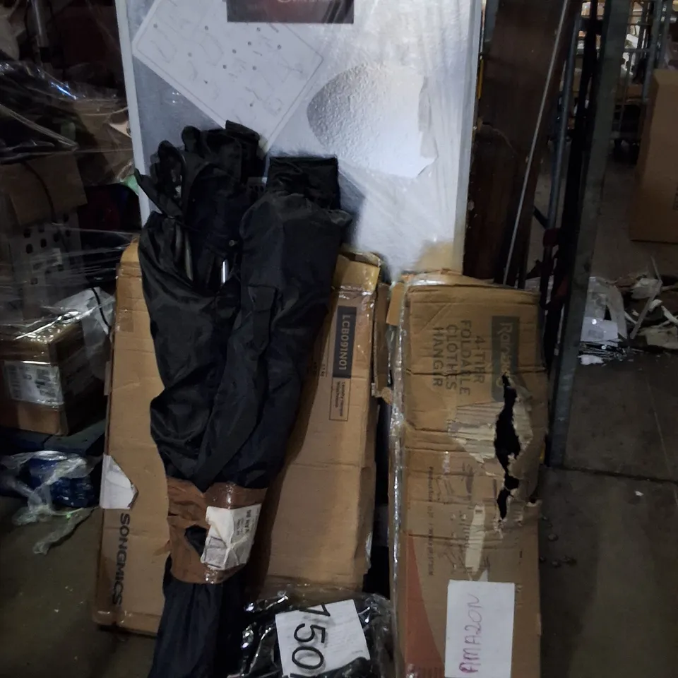 LOT OF ASSORTED HOUSEHOLD AND FLATPACK FIXINGS TO INCLUDE, FOLDING CHAIRS, LAUNDRY HAMPER AND METAL PIECES