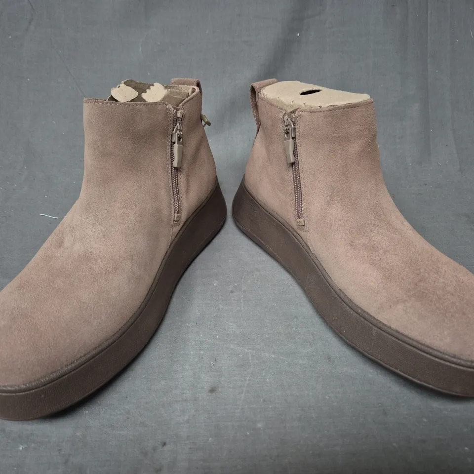 BOXED PAIR OF FITFLOP F-MODE SUEDE FLATFORM ZIP ANKLE BOOTS IN MINKY GREY UK SIZE 7