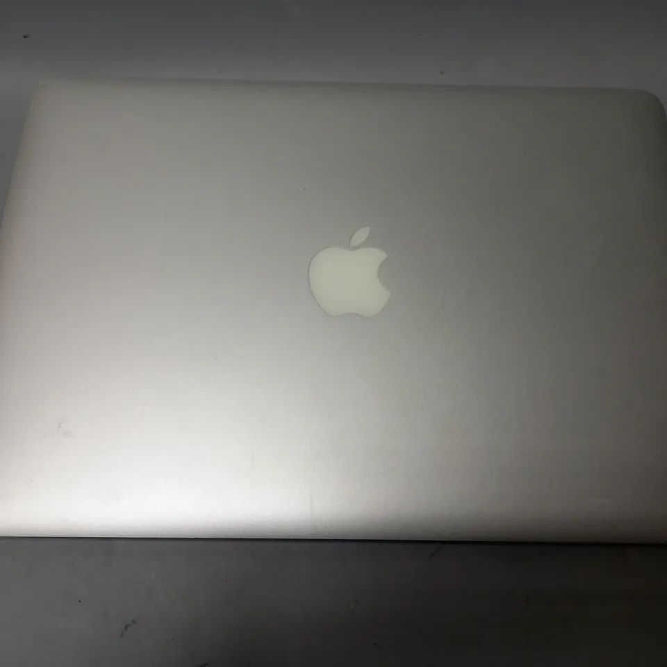 APPLE MACBOOK AIR 13" 2017 IN SILVER
