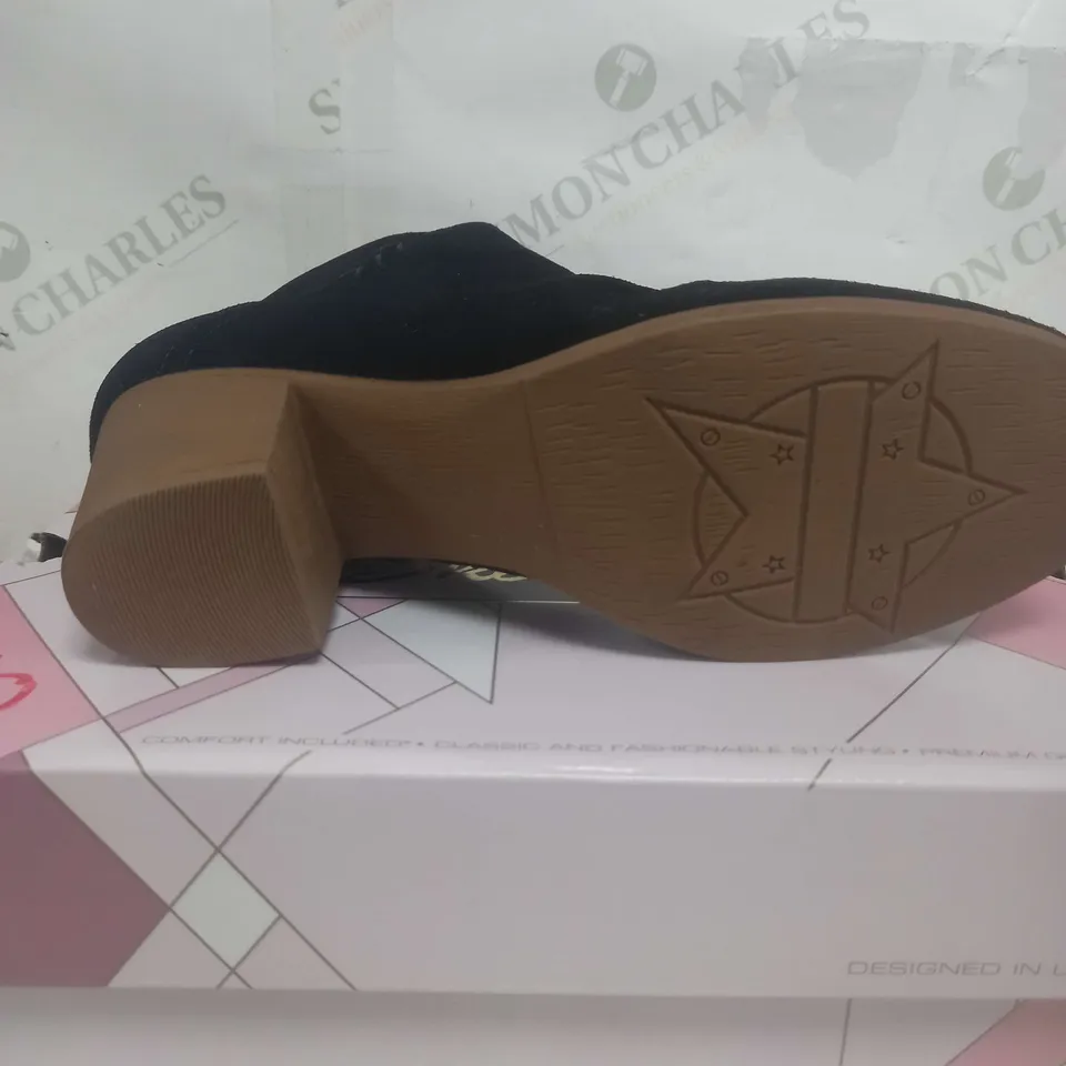 BOXED PAIR OF SKECHERS WATER RESISTANT CITY BOOTS IN BLACK SIZE 4.5