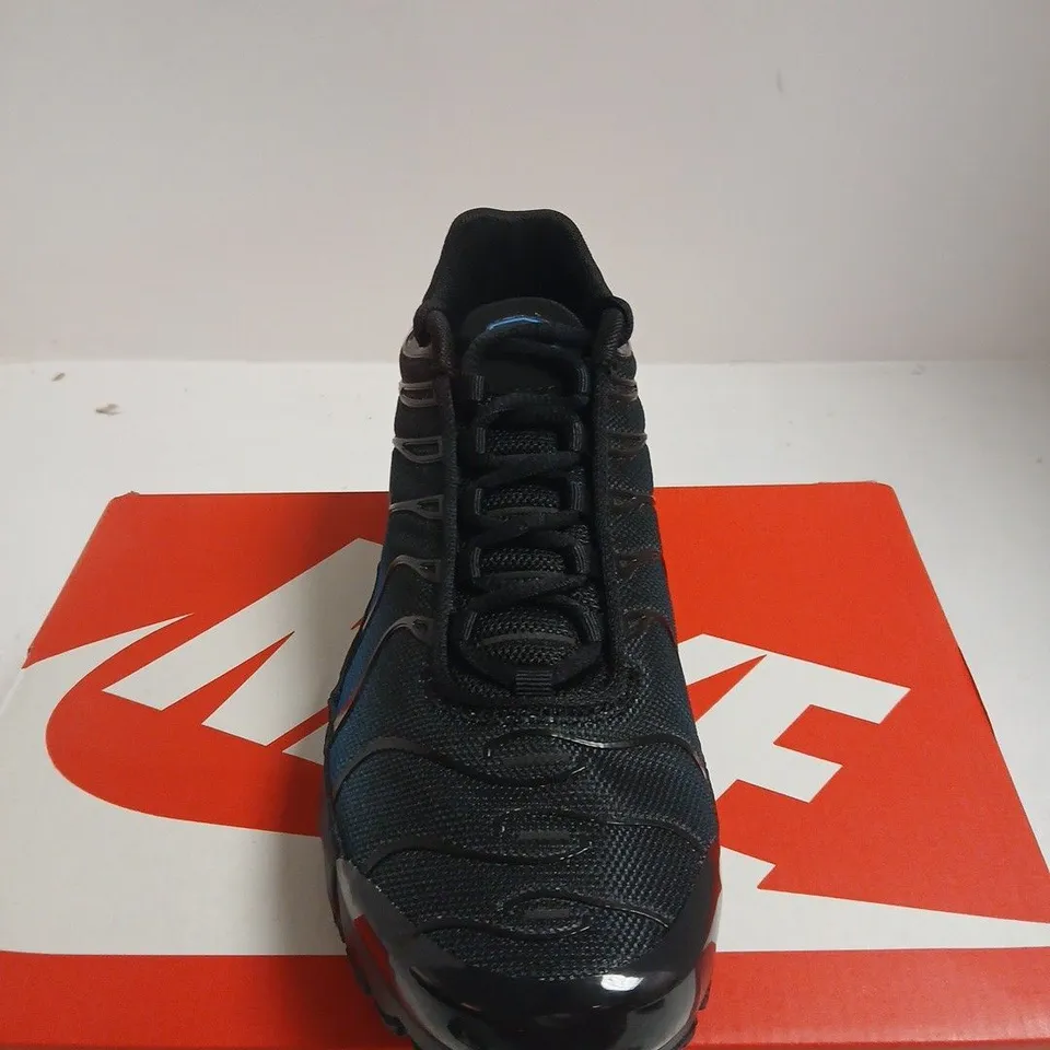 BOXED PAIR OF NIKE AIR MAX PLUS GS – BLACK/BLUE, UK 6