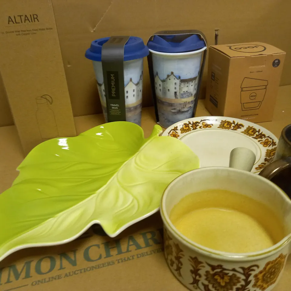 LOT OF APPROX. 8 ASSORTED DINING AND COOKWARE ITEMS TO INCLUDE PERKA ALTAIR STAINLESS STEEL WATER BOTTLE AND CREATIVETOPS CORNISH HARBOUR TRAVEL MUG