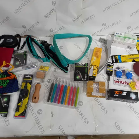 APPROXIMATELY 10 ASSORTED HOUSEHOLD ITEMS TO FLEXI DOG LEAD, BULLIBOBBLE SMALL DOG HARNESS, AND STOW INDICATOR TOOL ETC.