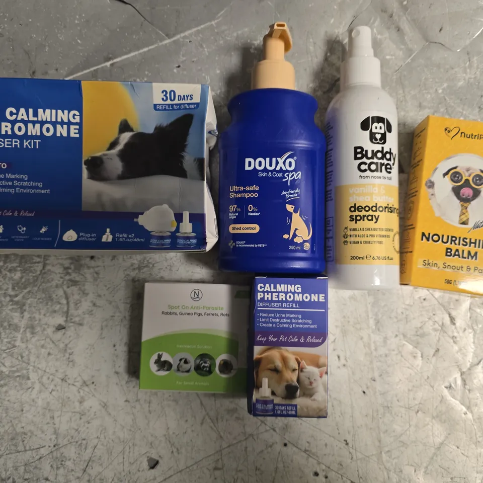 APPROXIMATELY 20 ASSORTED PET CARE PRODUCTS TO INCLUDE NOURISHING BALM, DOUXO SHAMPOO, DEODORISING SPRAY ETC 