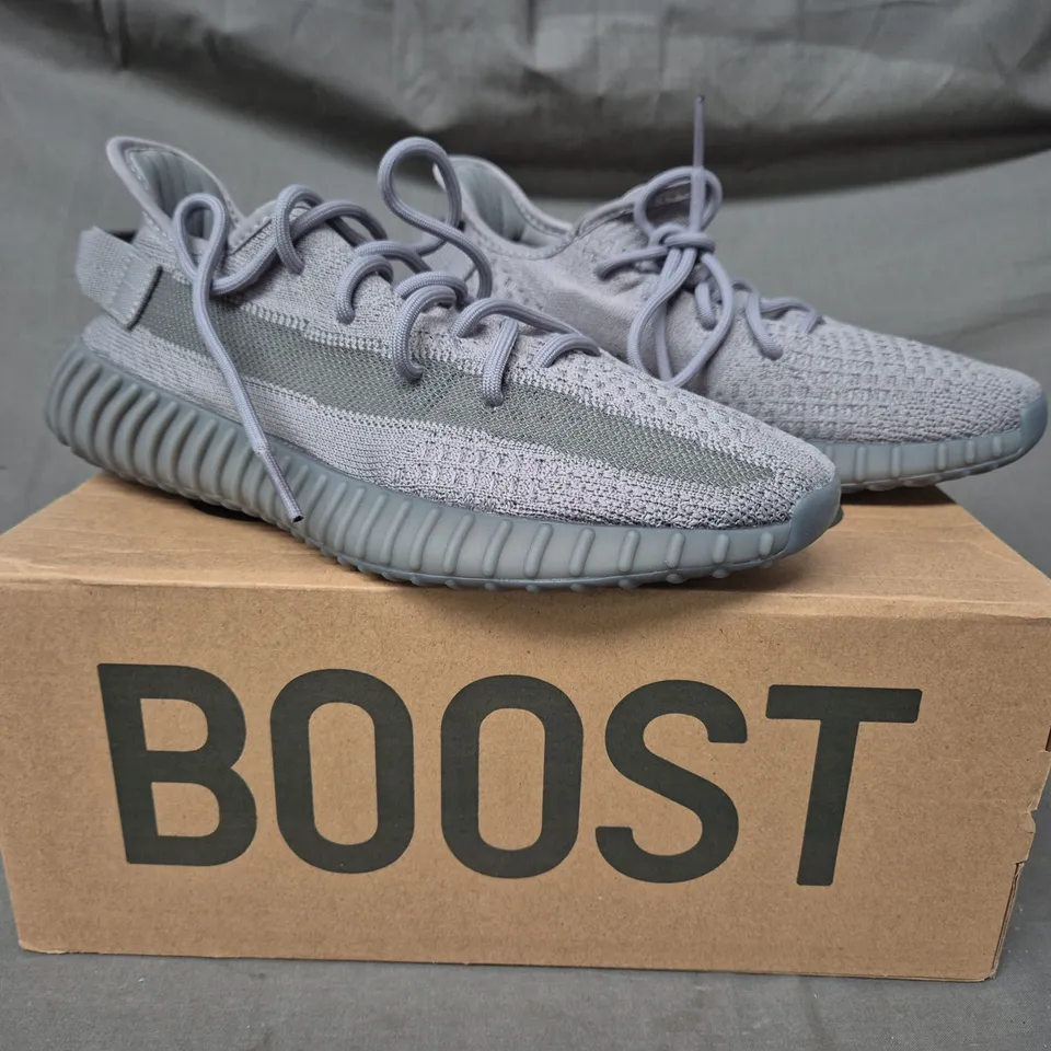 BOXED PAIR OF ADIDAS YEEZY BOOST 350 V2 SHOES IN STEEL GREY UK SIZE 7.5