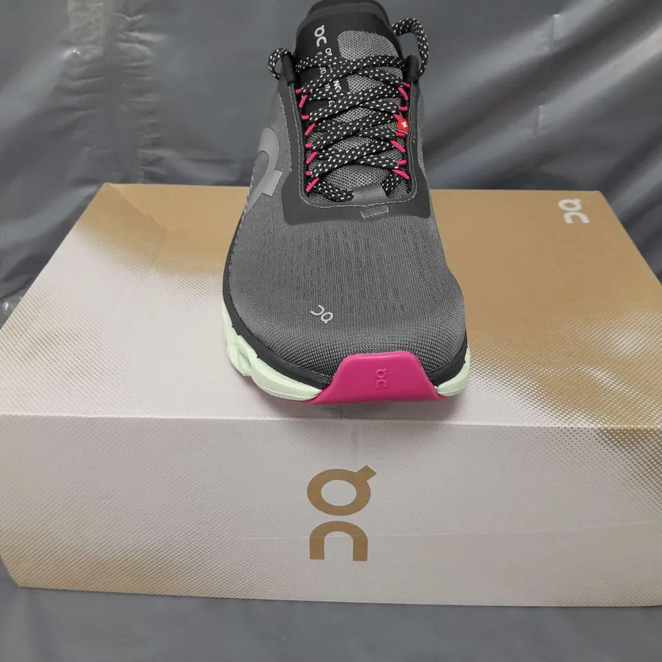 BOXED PAIR OF ON CLOUDMONSTER 2 SHOES IN ASPHALT/LIMA UK SIZE 8