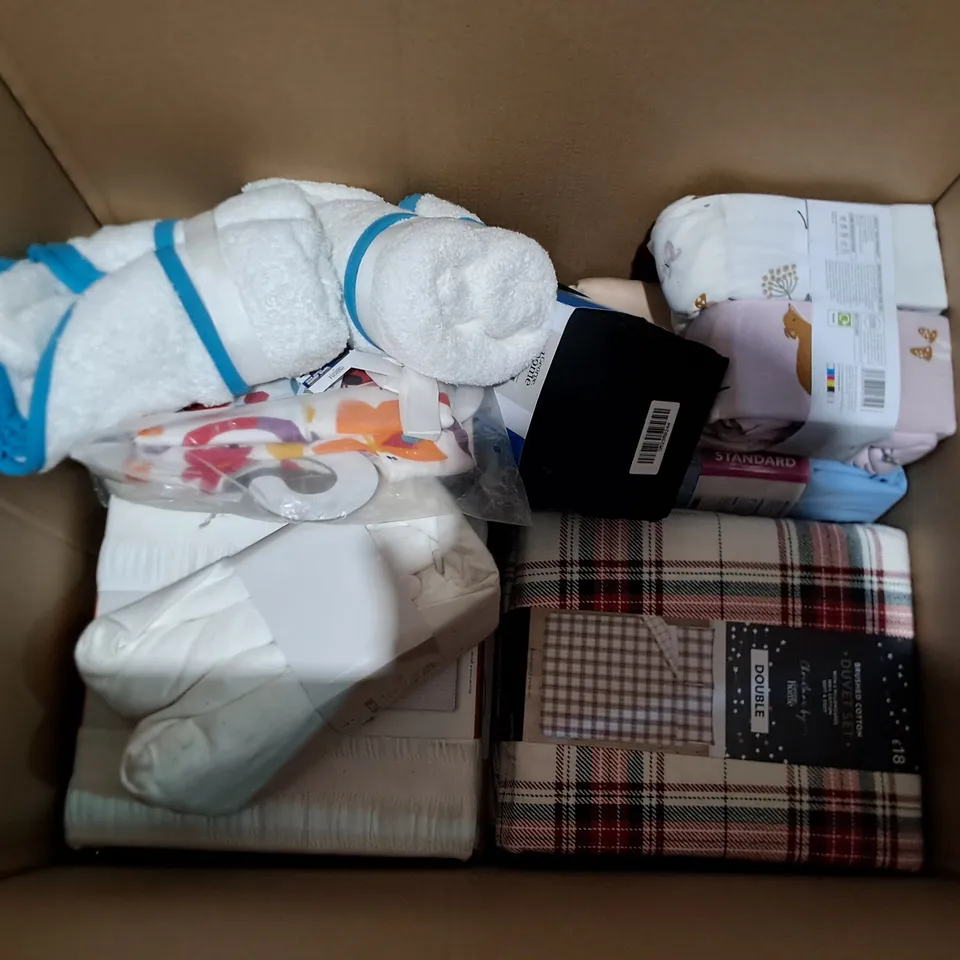 LOT OF APPROXIMATELY 17 ASSORTED BEDDING AND SOFT FURNISHING ITEMS TO INCLUDE DUVETS, MATS AND SHEETS