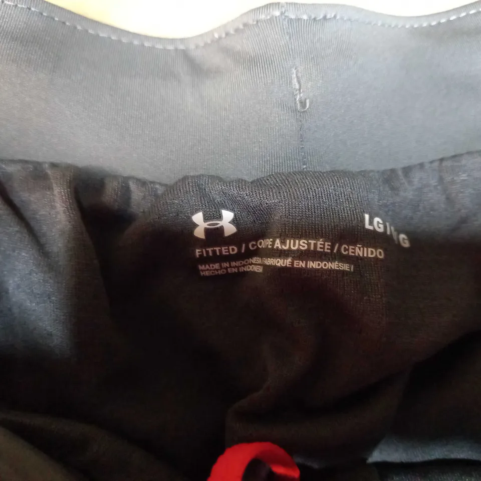 UNDERARMOUR GREY/ORANGE DETAILED SPORTS SHORTS - LARGE