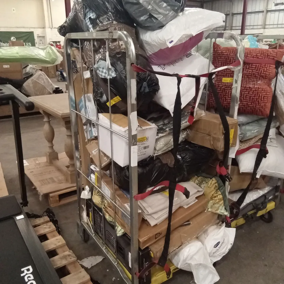 CAGE OF ASSORTED HOUSEHOLD GOODS AND PRODUCTS TO INCLUDE; WALLPAPER, CEILING LIGHTS, PILLOWS, CURTAINS ETC
