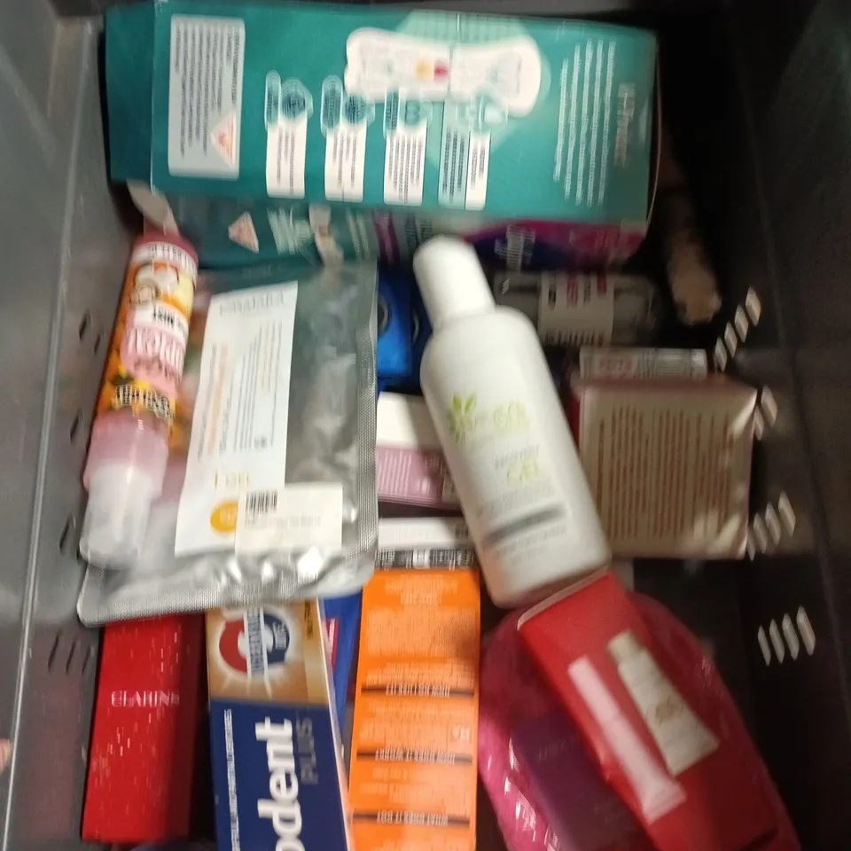 APPROXIMATEY 20 ASSORTED HEALTH AND BEAUTY PRODUCTS TO INCLUDE - PAMPERS BABY WIPES - NO7 MAKE-UP BRUSH AND WILD DEODORANT REFILL