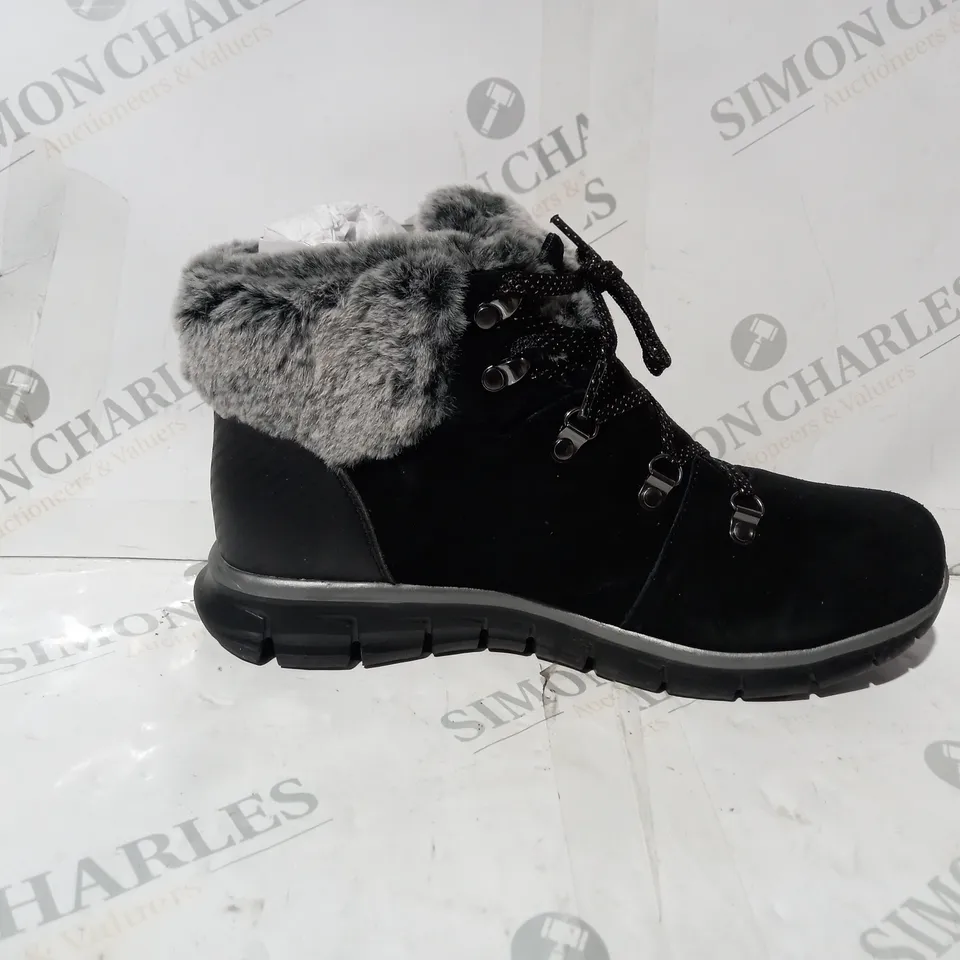 BOXED PAIR OF SKECHERS SYNERGY LACE BOOTS IN BLACK UK SIZE 6