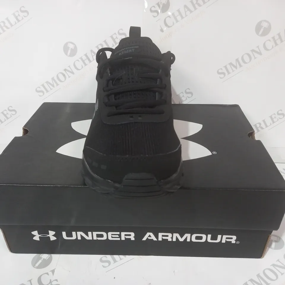 BOXED PAIR OF UNDER ARMOUR CHARGED ASSERT TRAINERS IN BLACK UK SIZE 8.5