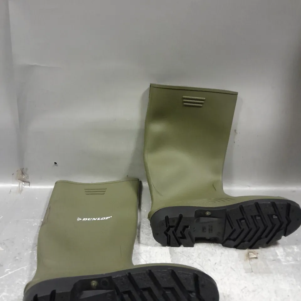 UNBOXED PAIR OF DUNLOP GREEN WELLIES SIZE 8 