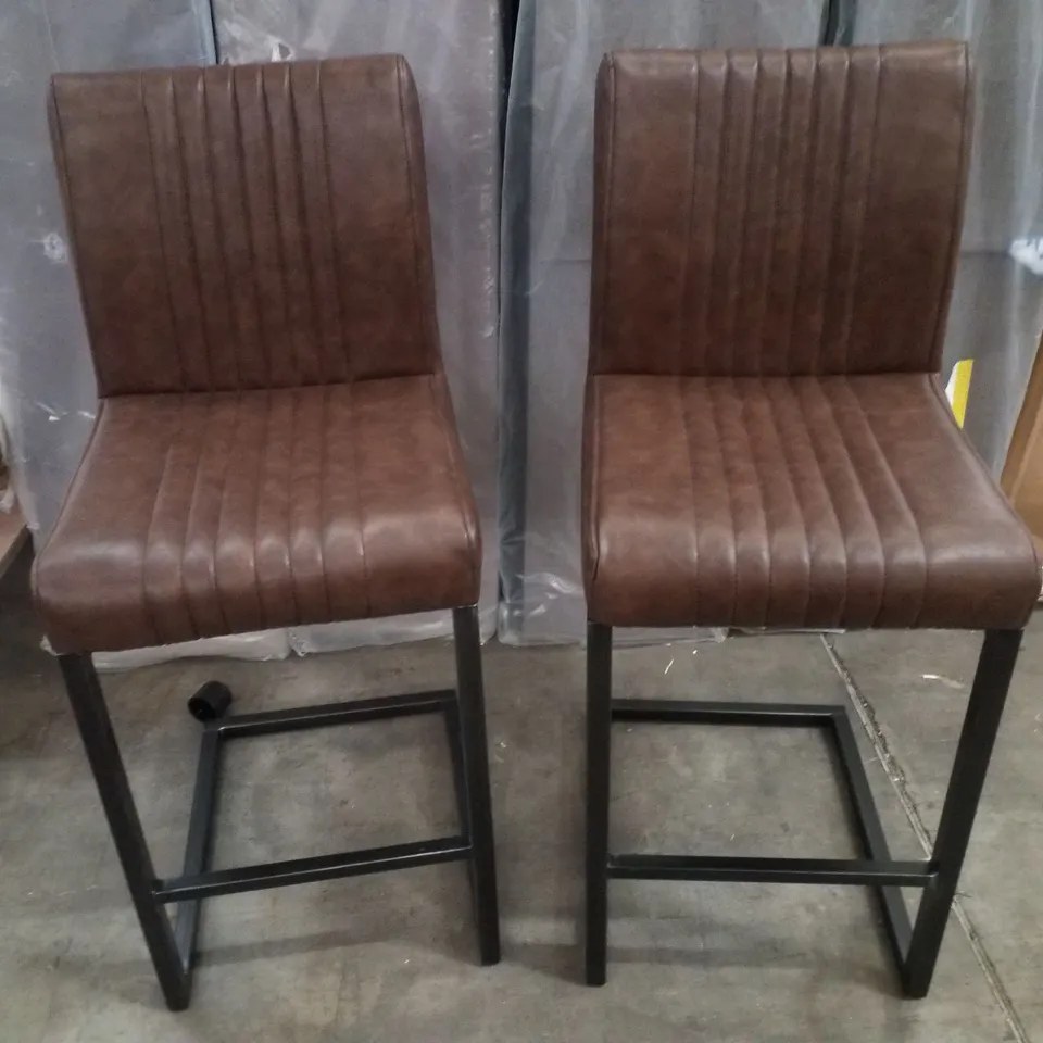 SET OF 2 BROWN FAUX LEATHER BAR STOOLS