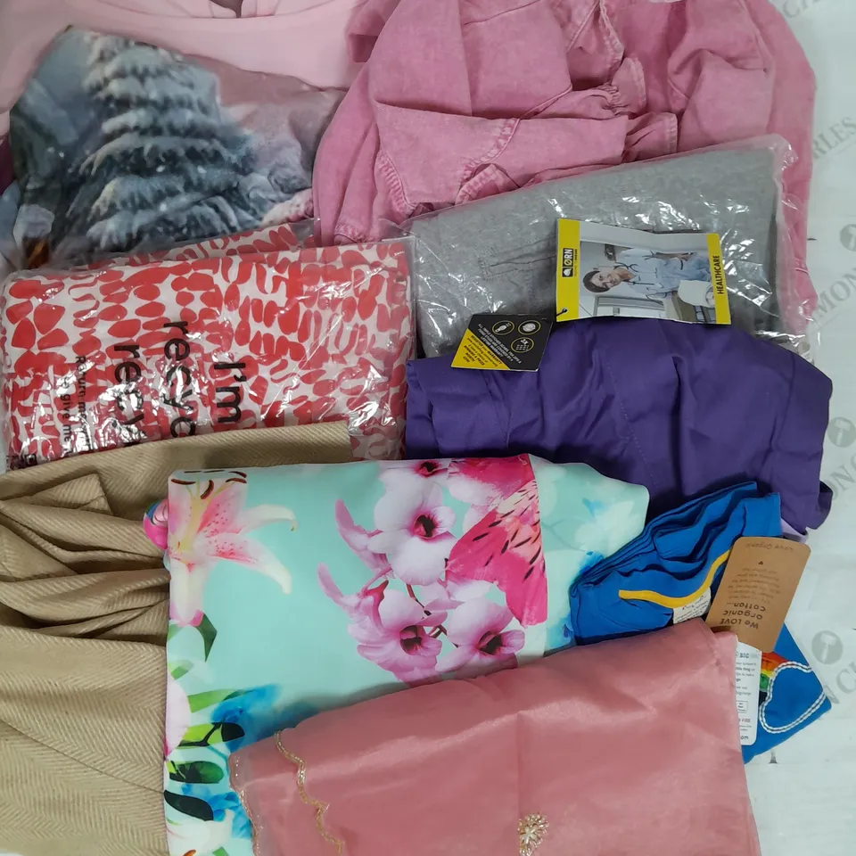 BOX OF APPROXIMATELY 25 ASSORTED CLOTHING ITEMS TO INCUDE - DRESSES , TOPS , JUMPERS ETC