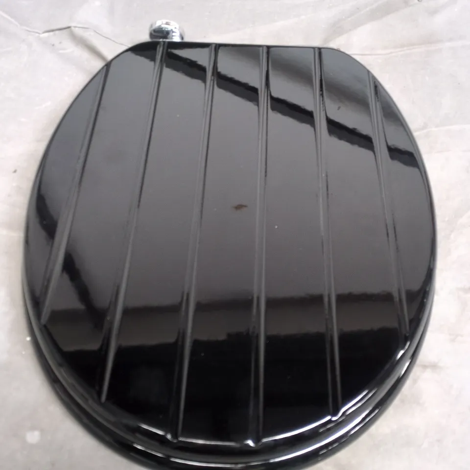 ANGEL SHIELD TOILET SEAT IN BLACK